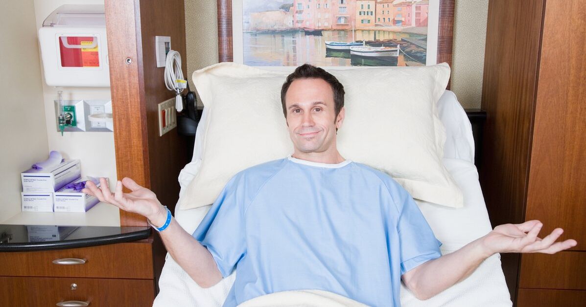 férfi kórházban, miután alkoholt és antibiotikumot szedett