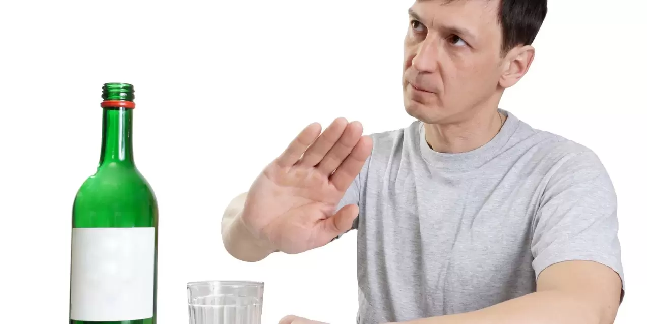 Egy férfi megtagadja az alkoholt