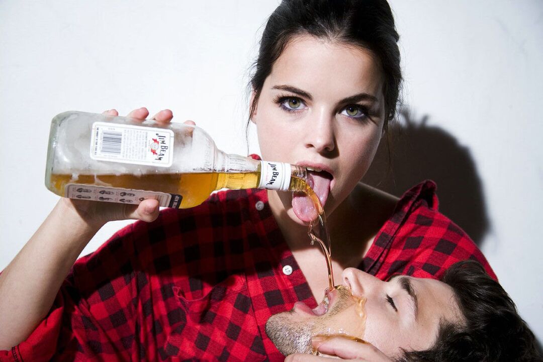 lány önti alkoholt az emberre szex előtt