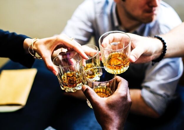 alkoholt iszik egy nagy társaságban