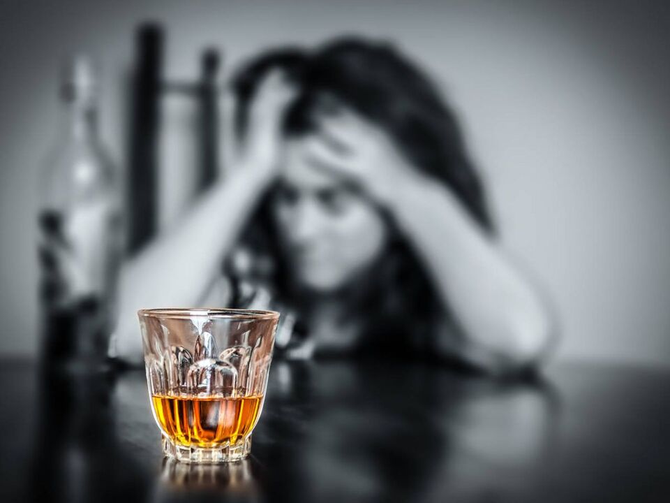 Az állandó stressz alkoholfogyasztásra készteti a nőt